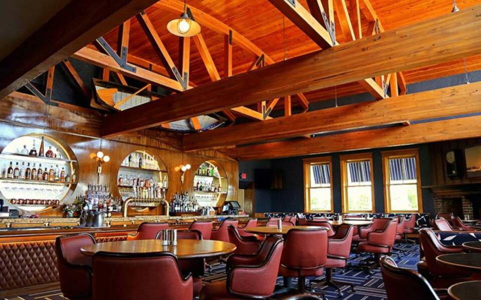 Wheelhouse Lounge - Stafford's Pier Restaurant