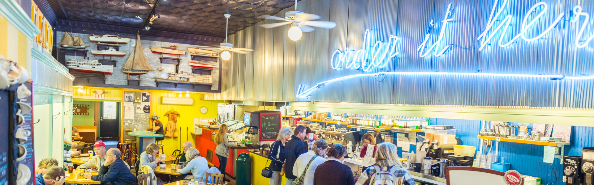 inside roast and toast cafe