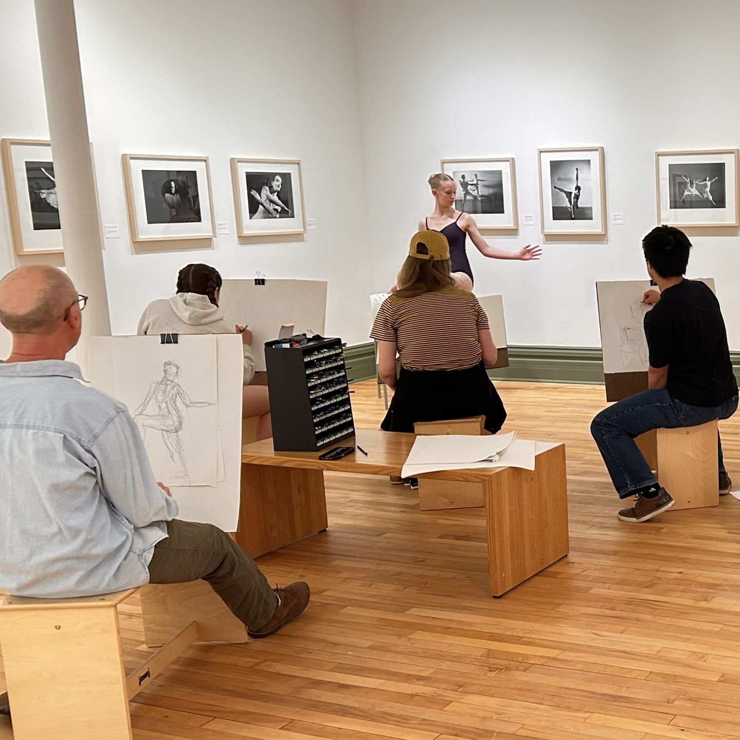 Sketching the Modern Movement: Free Figure Drawing